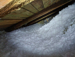 Zateplení stropu rodinného domu pomocí foukané izolace